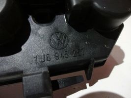 Volkswagen Golf IV Takavalon polttimon suojan pidike 1J6945257