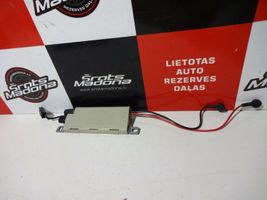 Audi A4 S4 B5 8D Antenos stiprintuvas 8D5035225D