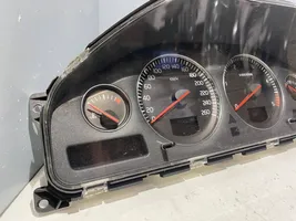 Volvo XC70 Geschwindigkeitsmesser Cockpit 30682277