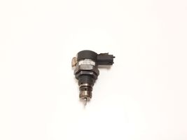 Volvo XC70 Regulator ciśnienia paliwa 30750409