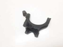 Volkswagen PASSAT B8 Staffa/supporto di montaggio della marmitta 04L25