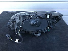 Volvo V60 Lampa przednia 31420108