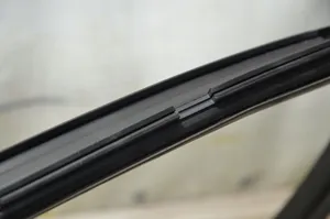 Nissan Note (E12) Gumowa uszczelka szyby drzwi tylnych 