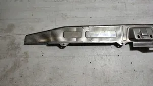 Mercedes-Benz E W124 Rivestimento di protezione sottoporta del bagagliaio/baule 