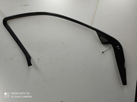 BMW 3 E46 Moulure de vitre de la porte avant 8212521