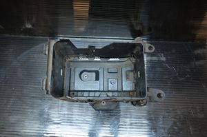 Volkswagen PASSAT B7 Boîte de batterie 1K0915325