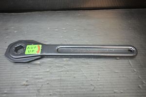 Mercedes-Benz B W245 Clé à écrou de roue 4145810049