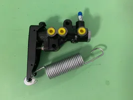 Mitsubishi L200 Regolatore di pressione del freno MB618321