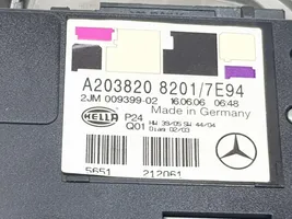 Mercedes-Benz C W203 Rivestimento della console di illuminazione installata sul rivestimento del tetto A2038208201