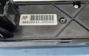 Opel Antara Botón interruptor de luz de peligro 96628414