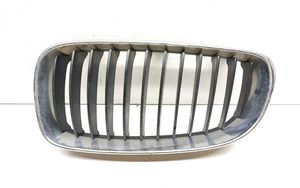 BMW 1 E82 E88 Grille calandre supérieure de pare-chocs avant 7166439