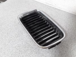 BMW 3 E36 Grille calandre supérieure de pare-chocs avant 51138122237