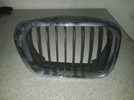 BMW 5 E39 Grotelės viršutinės 51138159624