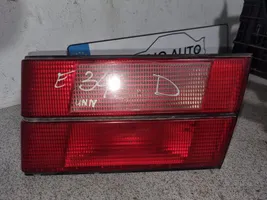 BMW 5 E34 Lampy tylnej klapy bagażnika 83515620