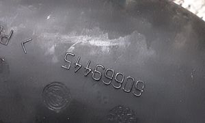 Lancia Thesis Ylempi jäähdyttimen ylätuen suojapaneeli 60669445
