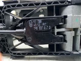 Volkswagen Touareg II Priekšpusē slēdzene 8J1837016B