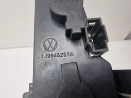 Volkswagen Golf IV Porte ampoule de feu arrière 1J9945257A