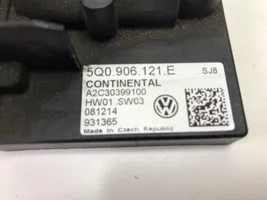 Volkswagen Golf VII Polttoaineen ruiskutuspumpun ohjainlaite/moduuli 5Q0906121E
