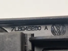 Volkswagen Touareg I Cubierta del soporte de la lámpara de la luz trasera 7L6945280A