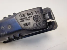 Volkswagen Golf VII Lampa oświetlenia tylnej tablicy rejestracyjnej 1K8943021