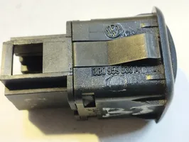 Volkswagen PASSAT B5 Maniglia di rilascio del tappo carburante 3B0959833A