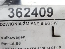 Volkswagen PASSAT B6 Drążek zmiany biegów 