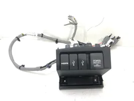 Honda CR-V USB-pistokeliitin 32104-T1E-G004