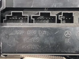 Mercedes-Benz CLK A209 C209 Kiti jungtukai/ rankenėlės/ perjungėjai A2096890031