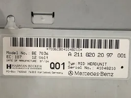 Mercedes-Benz E W211 Radio / CD/DVD atskaņotājs / navigācija A2118202097