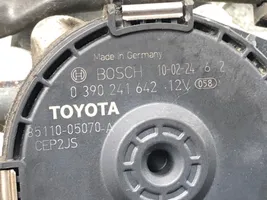 Toyota Avensis T270 Tringlerie et moteur d'essuie-glace avant 85110-05070-A