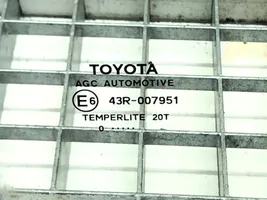Toyota Yaris Vetro del finestrino della portiera anteriore - quattro porte 