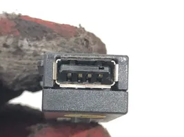 Skoda Fabia Mk3 (NJ) USB jungtis 5Q0035726M