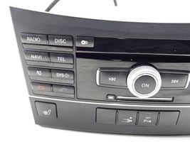 Mercedes-Benz E C207 W207 Unidad delantera de radio/CD/DVD/GPS A2128700589