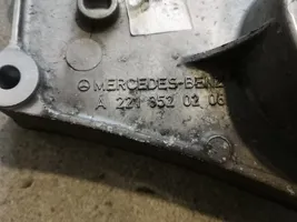 Mercedes-Benz S W222 Takatasauspyörästön kannatin A2213520206