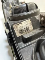 Volvo V70 Lampa przednia 8693548