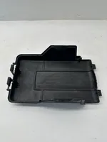 Volkswagen PASSAT B7 Tapa/cubierta para la caja de la batería 3C0915443A