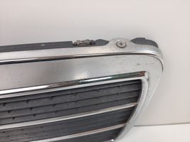 Mercedes-Benz E W210 Maskownica / Grill / Atrapa górna chłodnicy 2108880023