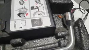 Mercedes-Benz C W203 Kit d’outils A2038990161