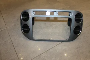 Volkswagen Tiguan Radio/GPS head unit trim 5N0858071E