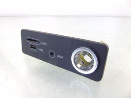 Jaguar XE USB-pistokeliitin FK7219C166BC