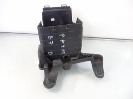 Volkswagen PASSAT B7 Vassoio scatola della batteria 1K0915333