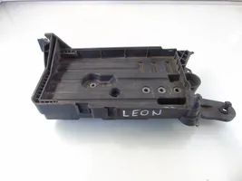Seat Leon (5F) Akkulaatikon alusta 