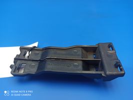 Mercedes-Benz E C207 W207 Traversa di supporto paraurti anteriore A2078850316