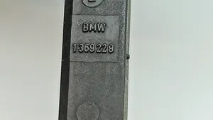 BMW 7 E23 Tuulilasinpesimen pesusuutin 1369229