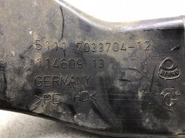 BMW 5 E60 E61 Välijäähdyttimen ilmakanavan ohjain 7033704