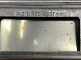 Mercedes-Benz E W210 Modanatura separatore del paraurti anteriore 2108800636