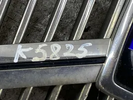 Volvo V70 Grille calandre supérieure de pare-chocs avant 8659875