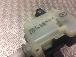 Mercedes-Benz C W203 Verrouillage du bouchon du réservoir de carburant 2038201997