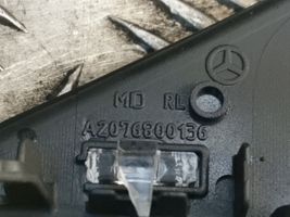 Mercedes-Benz E A207 Mascherina unità principale autoradio/GPS 2076800136