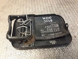 Mercedes-Benz E W210 Siłownik klapki wlewu paliwa 2105840339